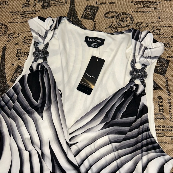 Bebe NWT! Abstract Black/White Print V-Neck Wrap Nude Metal Details Blouse - Picture 5 of 15